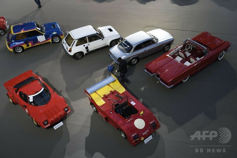 仏パリのオークションに名車ずらり、ローマ法王のハーレーも