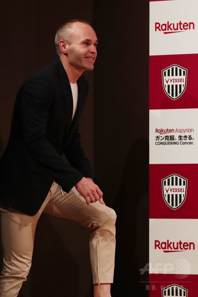 イニエスタ、ヴィッセル神戸に正式加入 都内で三木谷氏と会見