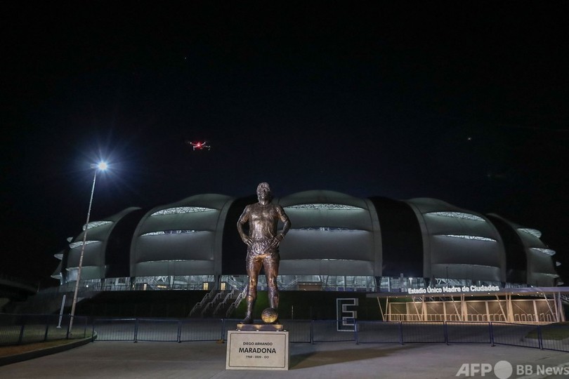 マラドーナ氏の銅像お披露目、母国のスタジアムで