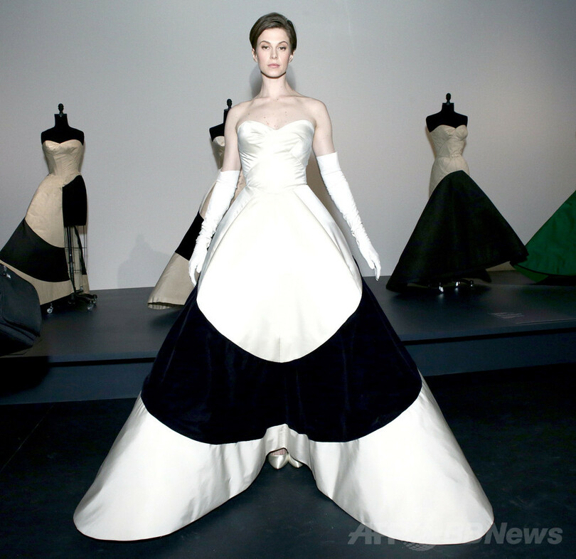 チャールズ・ジェームス回顧展、プレスプレビューにアナ・ウィンターら出席