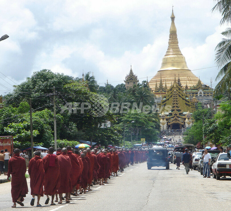 ヤンゴンなどで僧侶による最大規模の反軍政デモ