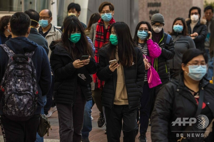 新型肺炎、香港でマスク求める客が長蛇の列