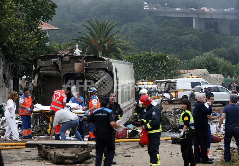 スペインで列車脱線、77人死亡 143人負傷