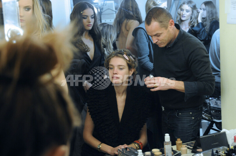 モデルのナタリア・ボディアノヴァ、「エタム」のためにランジェリーをデザイン