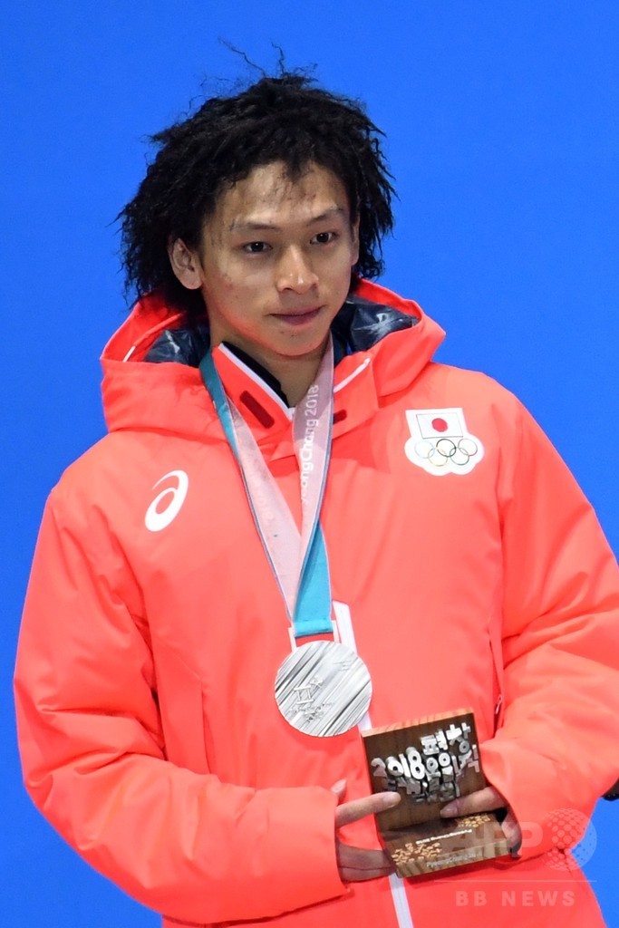 銀メダルを授与された平野歩夢、スノーボード男子HP