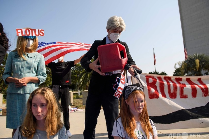 バイデン夫妻に扮して気候変動とパイプライン計画に抗議、米LA