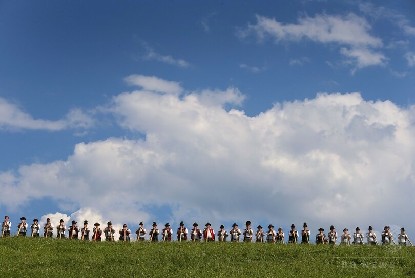 300人のアルペンホルン奏者が一堂に会してコンサート、独南部