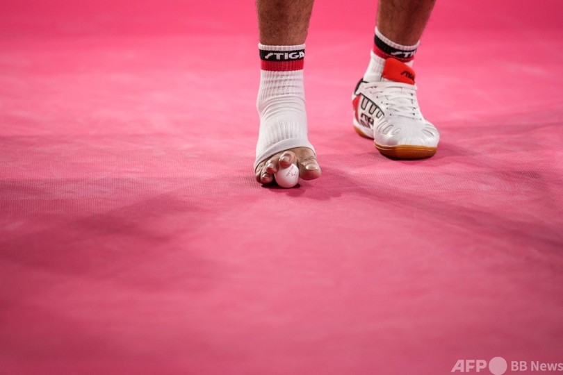 【今日の1枚】口と足で放つサーブ、エジプトのパラ卓球選手