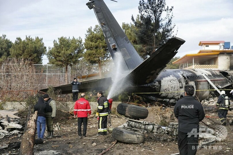 イラン軍輸送機、滑走路外れ建物に衝突・炎上 15人死亡