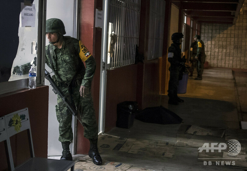 メキシコ西部で洪水、助け合う人々の姿も