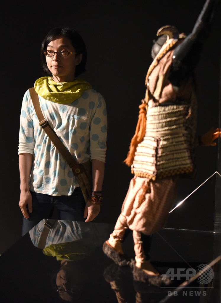 よろい姿の中世の武士、でも表情は現代人ぽい？ 東京・銀座の美術館