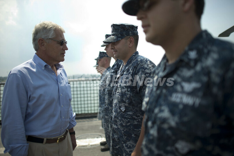 米国防長官、シンガポール配備の新型戦闘艦「フリーダム」を訪問