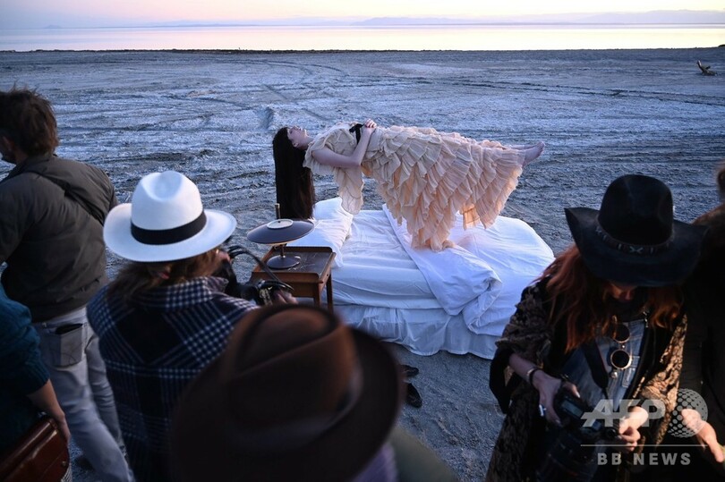 ふわりと宙に 湖畔でパフォーマンスアート 米ビエンナーレ