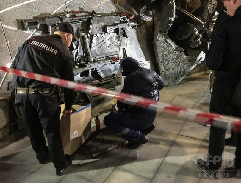 カラシニコフ氏の像にナチス・ドイツの突撃銃、彫刻家ミス認める