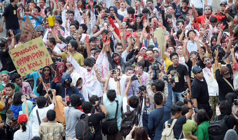 インドネシアでゾンビが行進、洪水被害の募金呼び掛け