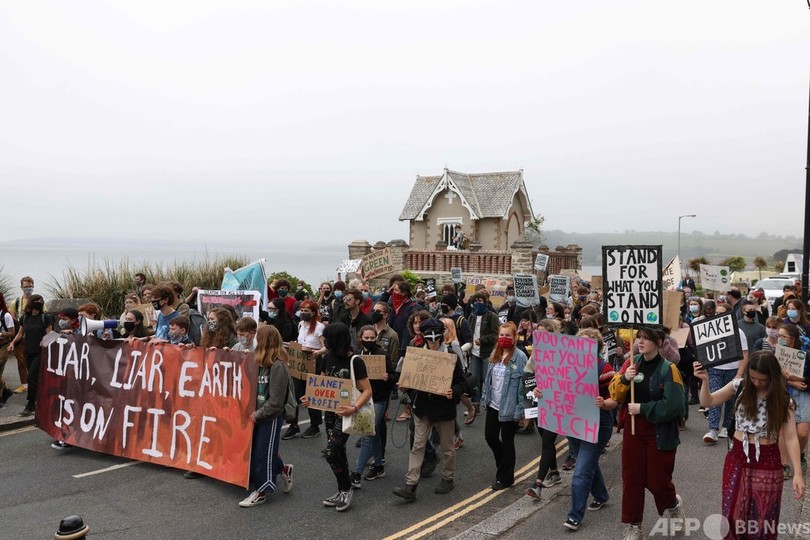 ジル・バイデン氏、キャサリン妃と英学校訪問 グレタさん教材に触れる