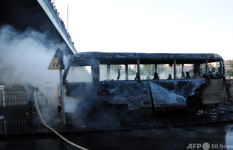 シリア首都で異例の爆弾攻撃 軍のバス爆破で14人死亡