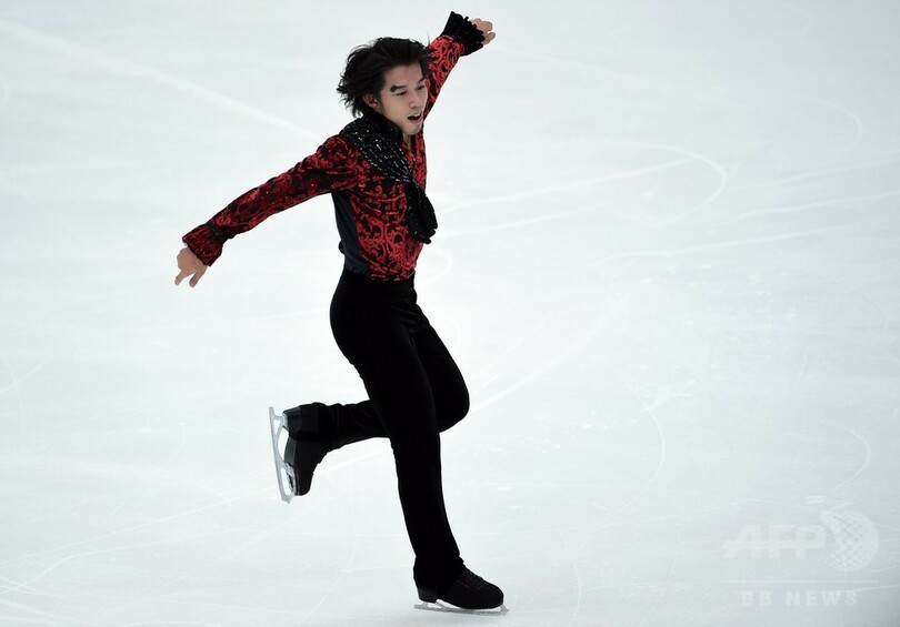 羽生「絶対に抜かしてやる」、SP世界最高得点で首位 NHK杯