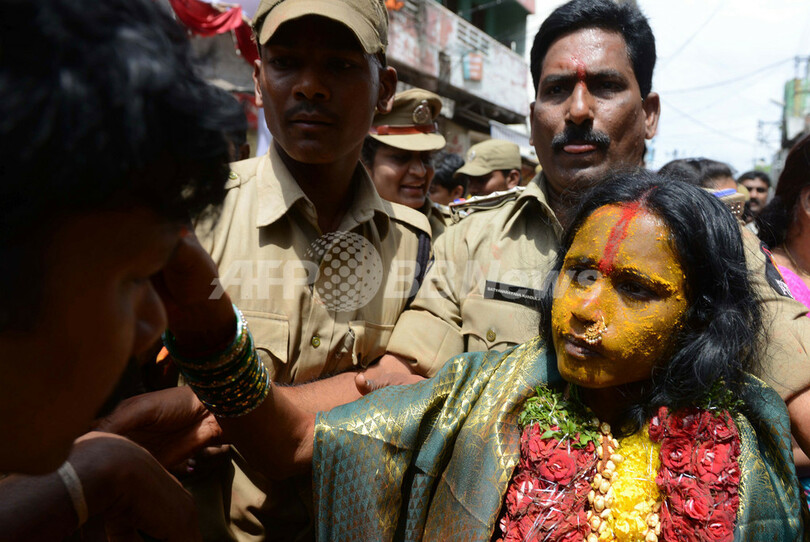 極彩色のくまどり、インド南部でヒンズー教の祭り