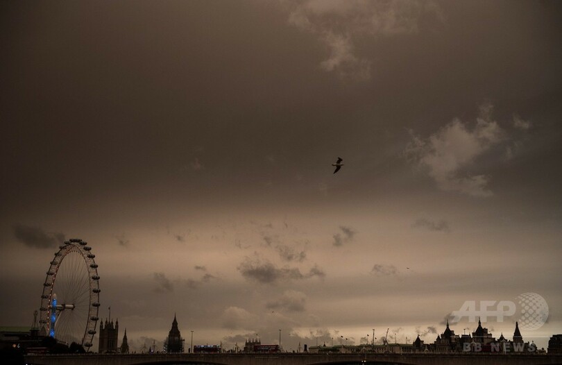 終末の予兆？ 英の空、不気味な茶褐色に覆われる
