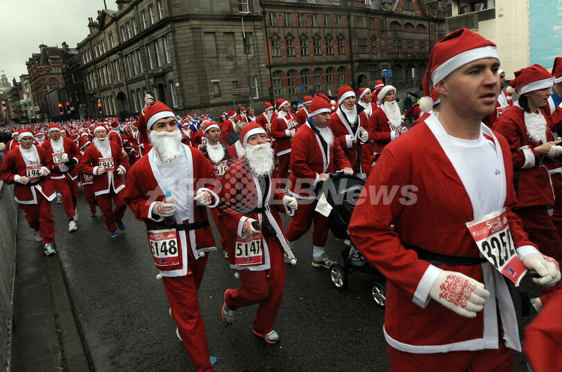 8000人のサンタ、リバプールを走る 青い衣装も