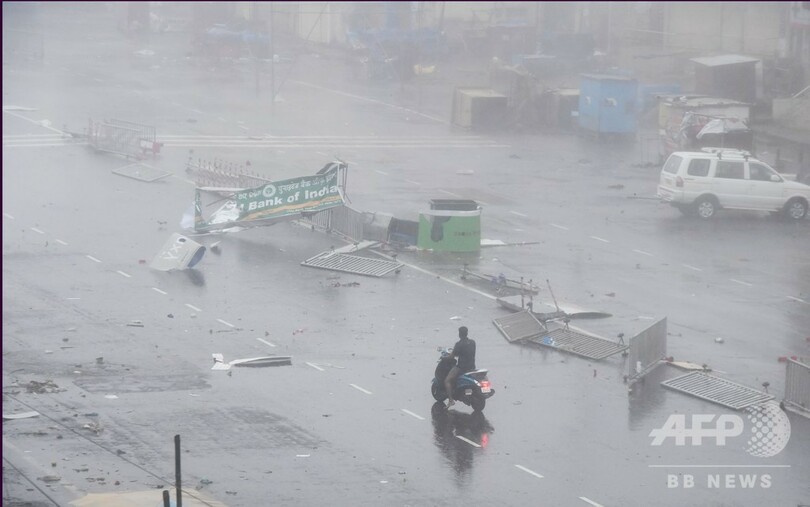 インドに大型サイクロン上陸、8人死亡 エベレストでも強風被害