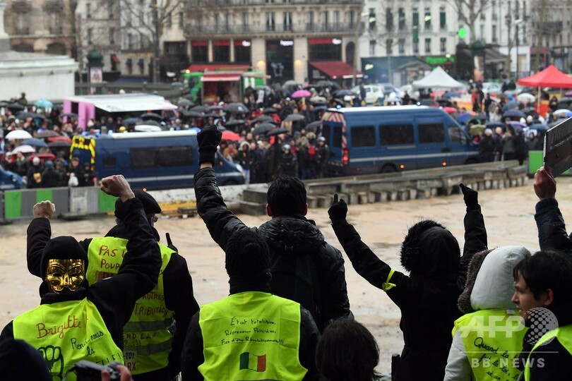 パリで「赤いスカーフ」隊がデモ 「黄色いベスト」の暴力に1万人超が抗議