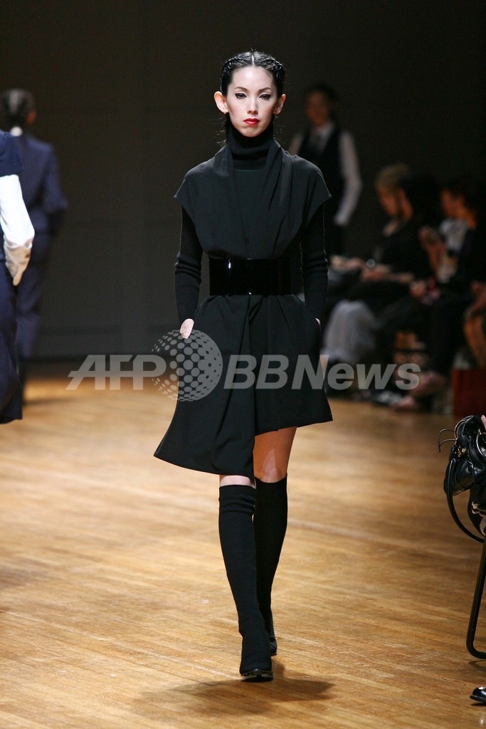 リミ フゥ、都内で09/10年秋冬コレクションを披露