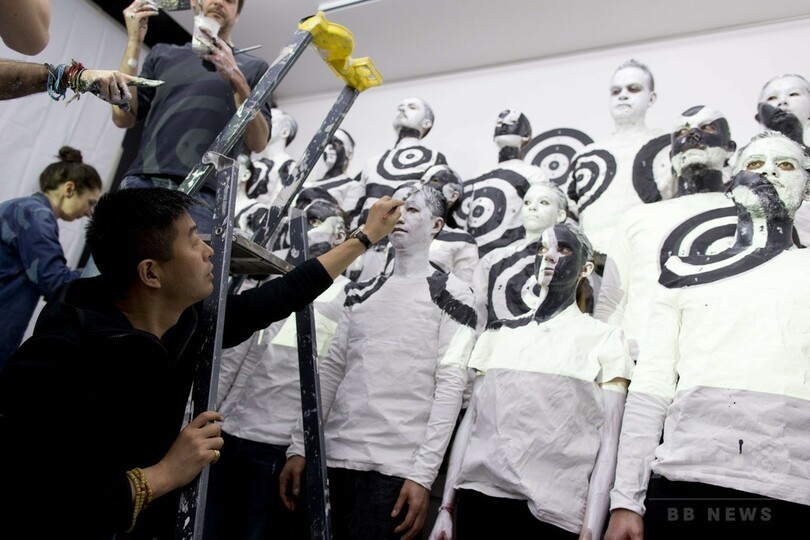 パリでも「透明人間アート」、中国の劉勃麟氏ら