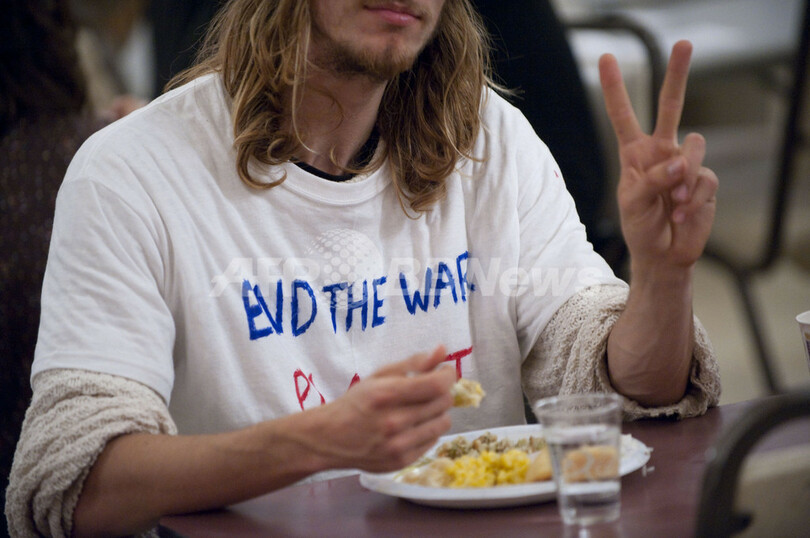 オキュパイ運動の参加者に感謝祭の食事、米ワシントンD.C.