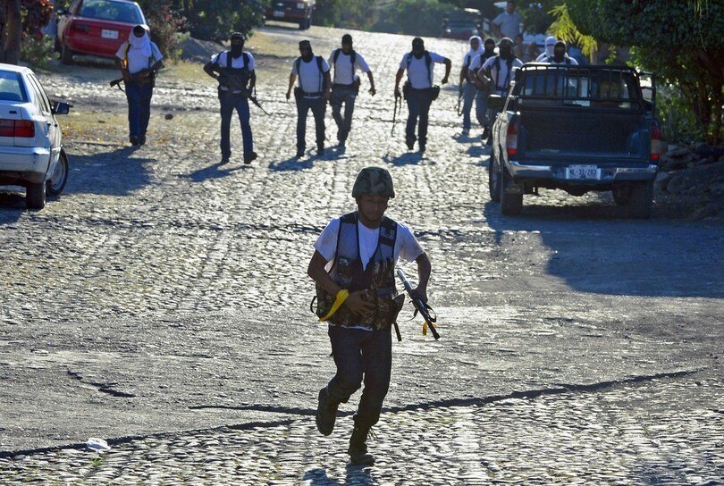 自警団が麻薬カルテルから町を奪還、メキシコ