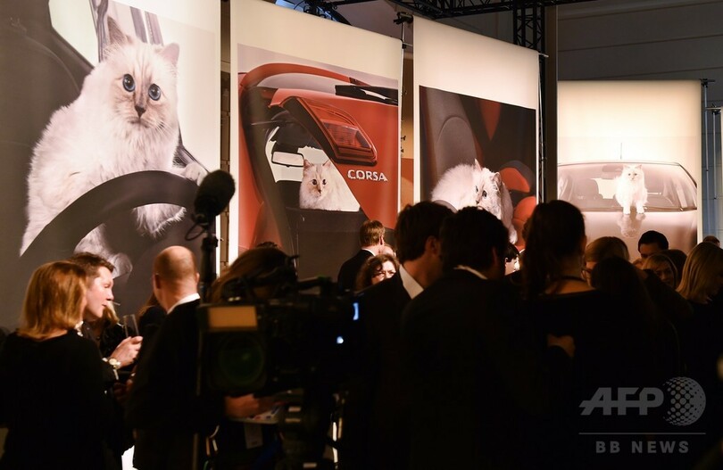 カールの愛猫シュペットが独自動車メーカーのカレンダーに！