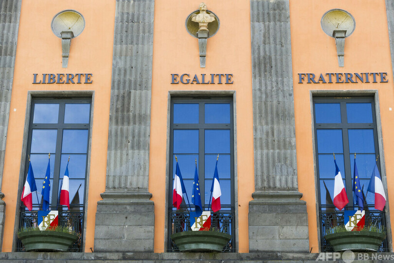 仏女性、トップレスで歩き訴追 抗議デモに発展