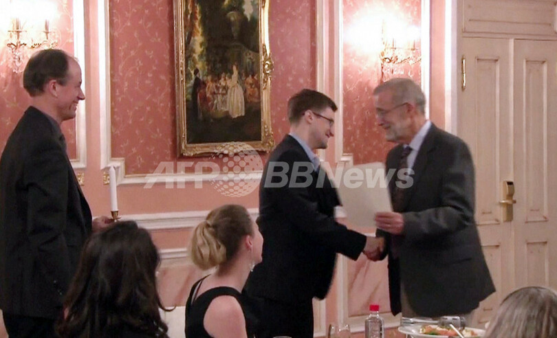 元CIA職員スノーデン容疑者、亡命後初の映像公開