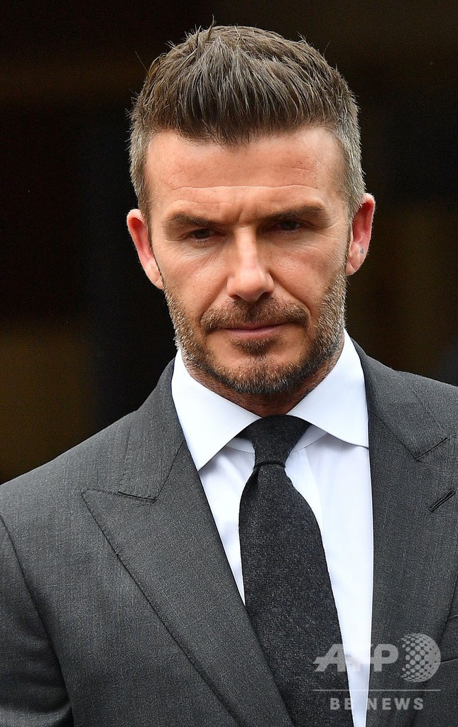 ベッカム氏、運転中に携帯電話使用で運転禁止処分に