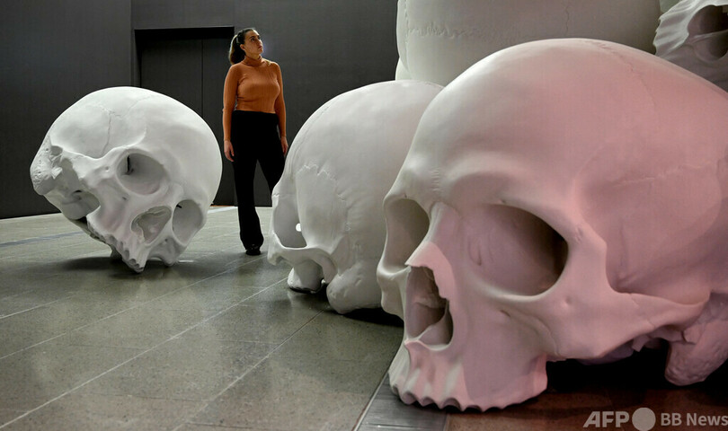 巨大な頭蓋骨がごろごろ…総重量5トン！ 豪美術館