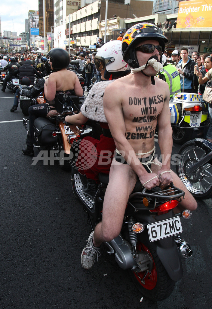 オフィス街でヌード・パレード、10万人が仕事を中断して熱狂