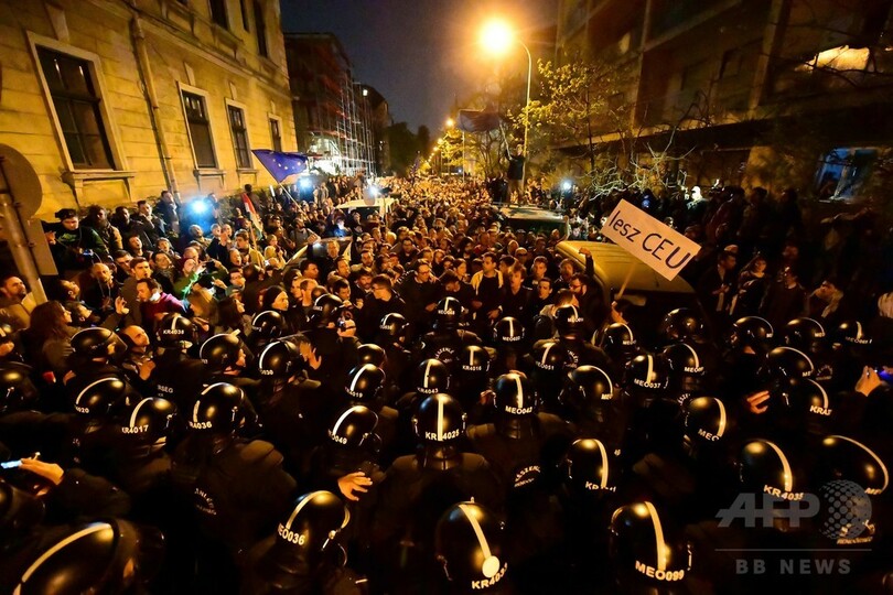 ソロス氏創設の大学守れ、ハンガリー首都で8万人が反政府デモ