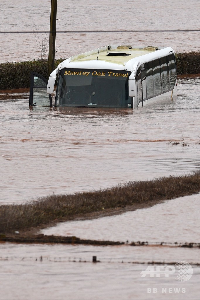 1年超大西洋さまよった「幽霊船」、暴風雨でアイルランドに漂着