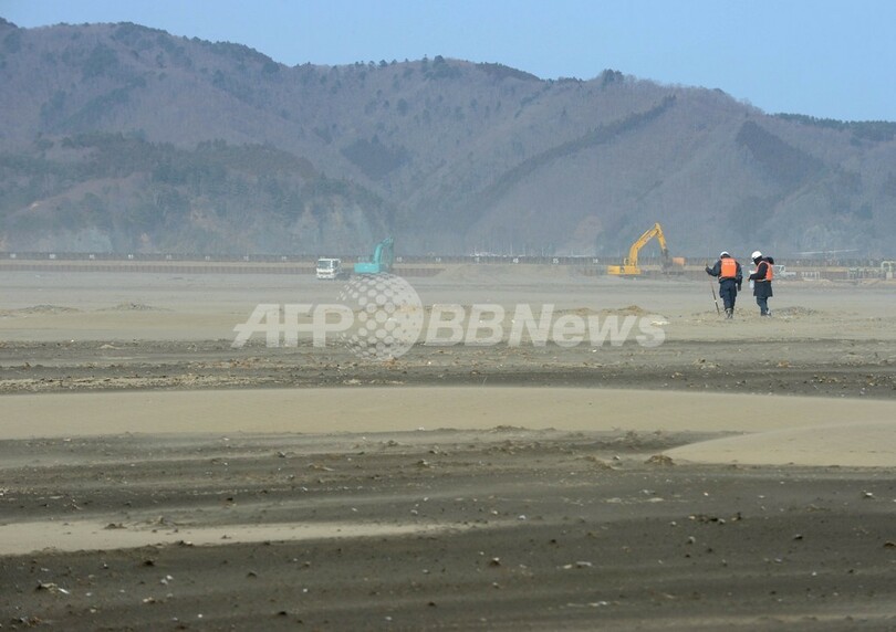 石巻市の大川小周辺で行方不明者を捜索、震災から2年を前に