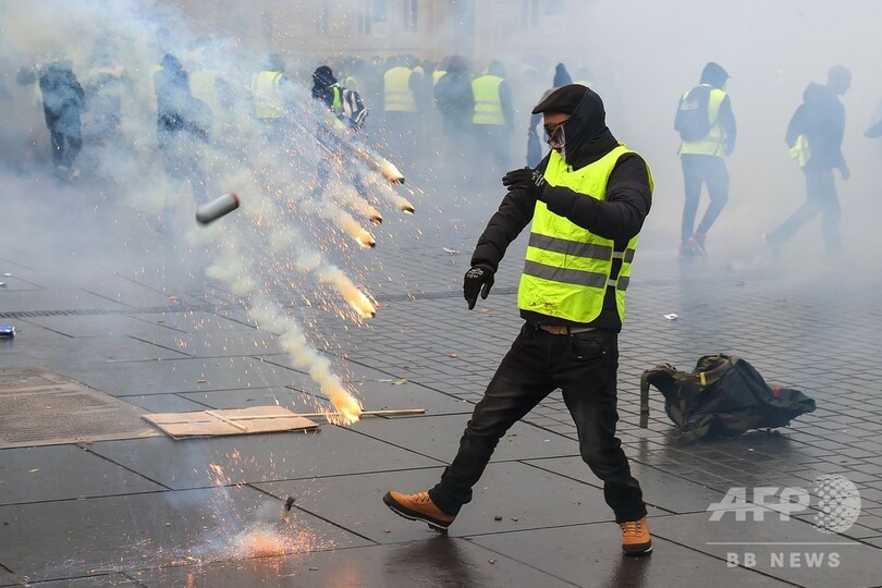 仏「黄色いベスト」デモ、1723人を拘束 8日の参加者は13万人超