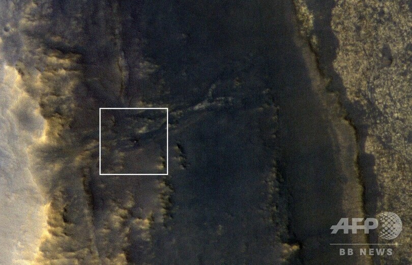 砂嵐で休眠の火星探査車、100日ぶりに位置特定 NASA