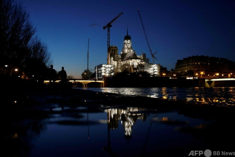 ノートルダム大聖堂、尖塔の先端部が姿現す