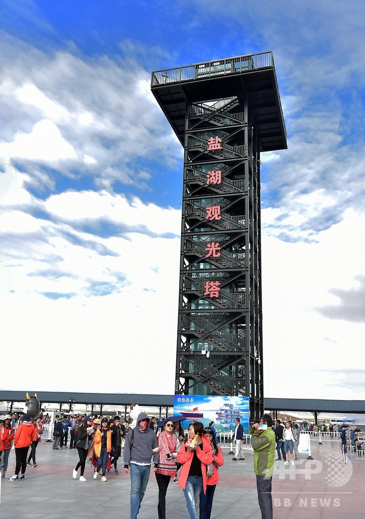「天空の鏡」に夏休みのにぎわい 青海・チャカ塩湖