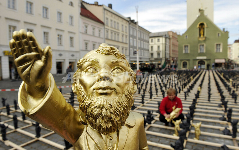 1250体で「ハイル・ヒトラー」、あの庭置き人形がドイツに出没