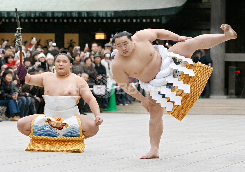 朝青龍と白鵬が明治神宮で奉納土俵入り