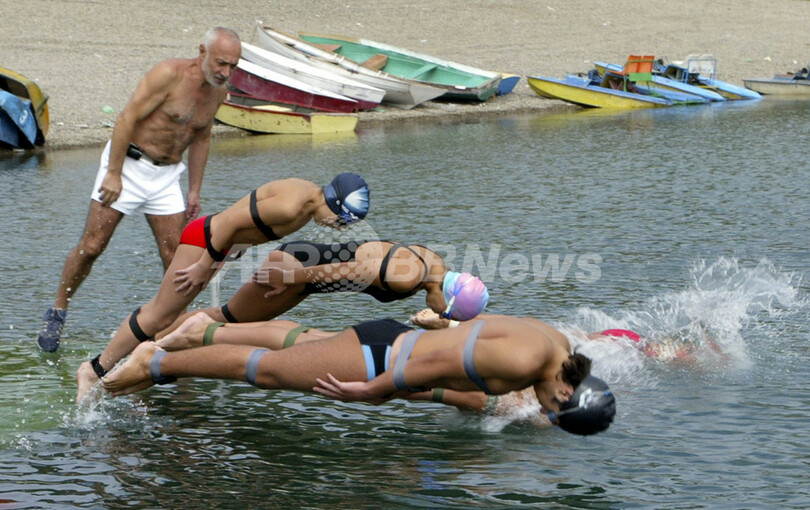 手足を縛ったままの古代泳法を現代に再現