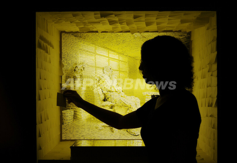 洗濯ばさみや付箋紙、身の回りの日用品がアートに、英ロンドン