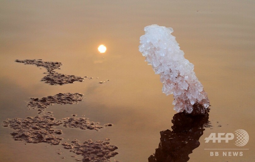 低温の塩湖に硫酸ナトリウムの「花」が咲く 中国・山西省
