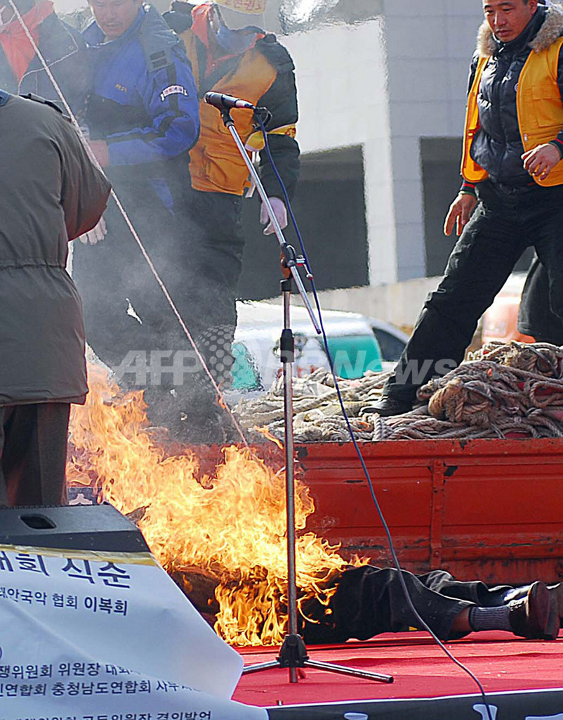 韓国沖の原油流出事故、補償求める集会中に男性が服毒・焼身自殺